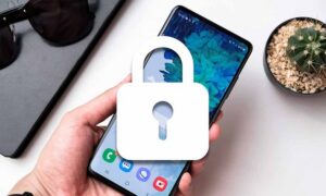 Celular com cadeado na frente