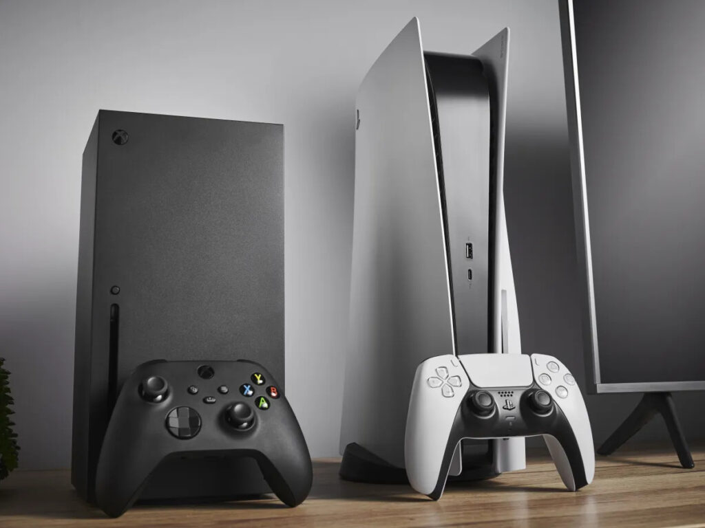 Xbox series X em cima de uma estante ao lado de um Playstation 5