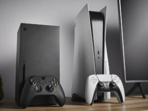 Xbox series X em cima de uma estante ao lado de um Playstation 5
